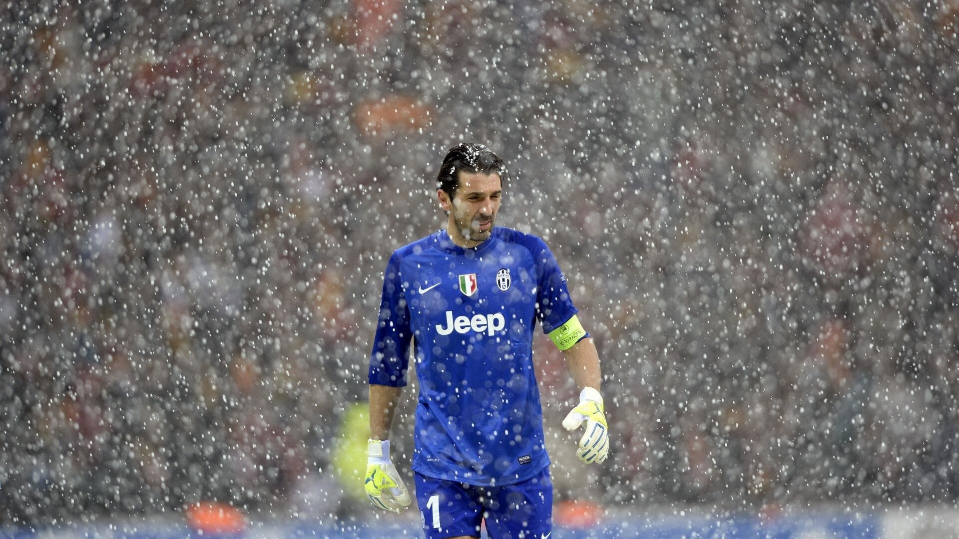 托桑·埃夫布奥姆万在NBA夏季联赛中表现出色,埃托奥和布冯相视一笑